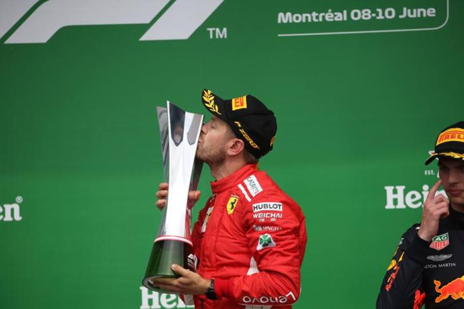 Il tedesco della Ferrari bacia il trofeo. LaPresse